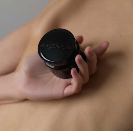 Hand holding la potion infinie ~ restorative day and night silver cream